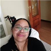 Maestra de primaria da clases de matemáticas a niños entre 7 años a 12 años